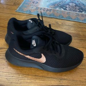 Nike all black sneakers with rose gold check 🖤